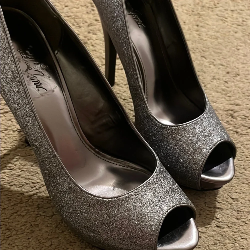 Jacqueline Ferrar Cocktail Formal Y2K Glittering Silver Peep-Toe Heels size 9 - Picture 3 of 3